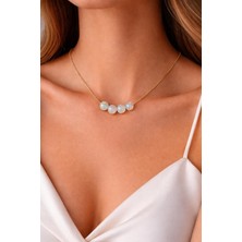 Opal Taşlı Minimal Gold Kolye – Işıltılı Doğal Taş Zarif Tasarım