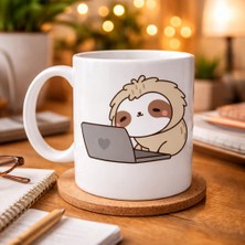 TeknoKapsül Laptoplu Tembel Hayvan Desenli Porselen Kupa Model 109 – Sevimli Sloth Tasarımlı Kahve Kupası , Ofis &amp; Ev Için Eğlenceli Hediye