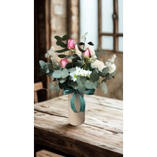 Polimer Vazoda Pembe Güller ve Beyaz Papatyalar