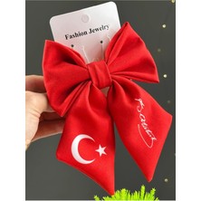 Ugly Duck Kırmızı Fiyonk Klipsli Saç Tokası – Atatürk Imzalı & Türk Bayrak Detaylı (1 Adet)