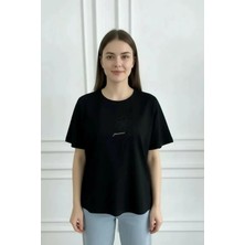 Önü Çiçek Nakış Işlemeli T-Shirt