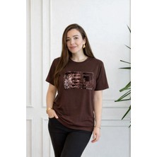 Önü Pul Işlemeli T-Shirt