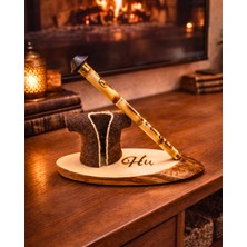 Sufi Tesbih Esans Ve Hediyelik El Yapımı Mevlevi Dekorasyon Biblosu – Keçe Kaftanlı Ney Figürlü, Ahşap Tabanlı “hu” Yazılı Otantik Masa & Tv Ünitesi Süsü