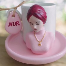 Yıldız İskandinav Isme Özel Tesettürlü Kadın Figürlü Kahve Fincanı – Anneler Günü & Ramazan Hediyesi – Kişiye Özel Etiketli Porselen Fincan Seti