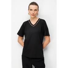 Desen Triko Kadın V Yaka Yaka Kenarı Işlemeli Penye T-Shirt 26704 Siyah