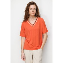 Desen Triko Kadın V Yaka Yakası Iki Renkli Işlemeli Taşlı Penye T-Shirt 26844 Oranj