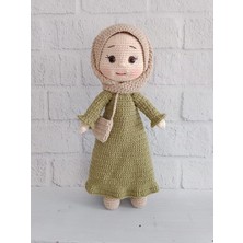 Yağ Yeşili Elbiseli Ravza Bebek Amigurumi Organik Oyuncak