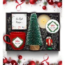 As Gift Yılbaşı Temalı Kişiye Özel Kırmızı Kupa & Çam Ağacı & Beyaz Metal Mum & Mini Fındıkkıran Figürü Hediye Seti