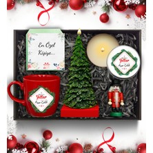 As Gift Yılbaşı Temalı Kişiye Özel Kırmızı Kupa & Çam Ağacı Mum & Beyaz Metal Mum & Mini Fındıkkıran Figürü Hediye Seti