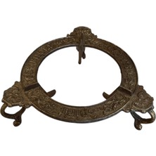 TT Fransa, 19. Yüzyıl Sonu Döküm Demir Ocak Üstü Sac Ayağı Kabartma Yazılı, Ağır Döküm Işçilikli Orijinal Parça. 18 cm Çapında 6 cm Yüksekliğinde.