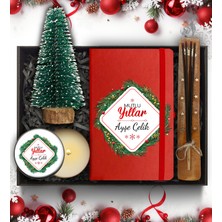 As Gift Yılbaşı Temalı Kişiye Özel Kırmızı Defter & Mini Çam Ağacı & Çubuk Tütsü & Beyaz Metal Kutulu Mum Hediye Seti