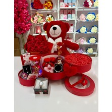 Ayı Evreni Büyük Peluş Ayılı Çiçek Buketli Kat Kat Romantik Hediye Kutusu Kırmızı | Kar Küresi, Çelik Takı Seti, Saat, Peluş Ayıcık | Sevgiliye, Anneye, Doğum Günü, 14 Şubat, Yıldönümü