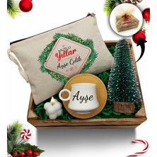 As Gift Kasa Içerisinde Kişiye Özel Kanvas Makyaj Çantası & Bambu Tabaklı Beyaz Fincan & Çam Ağacı & Bubble Mum Hediye Seti