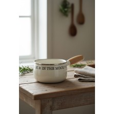 Mellow Ahşap Saplı Emaye Sos Tavası - Şık ve Dayanıklı Pişirme Tavası (16 Cm)