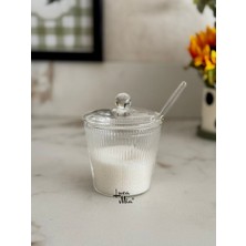 Cam Kapaklı Düz Çizgili Kaşıklı Şekerlik – Şeffaf Cam Sunum, Kahvaltılı Kullanımına Uygun