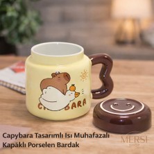 Mersi Shop Capybara Tasarımlı Kapaklı Porselen Kupa Bardak – Isı Muhafazalı Sevimli Kupa