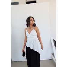 Özge Özgenç Asimetrik Kesim Saten Bluz