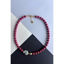 Merse Atelier Kırmızı Lav Taşlı Altın Kaplama Boncuklu Seramik Salyangoz Kabuğu Detaylı Kolye