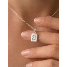 Ashak Accessories Kadın 925 Ayar Gümüş Zincirli Minimalist S Harf Isim Yazı Dikdörtgen Kolye
