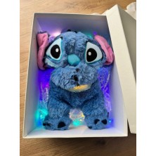 DMR Accessoire Işıklı Kutuda Hediyelik Nefes Alan Stitch Uyku Arkadaşı Sesli Müzikli