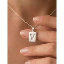 Ashak Accessories Kadın 925 Ayar Gümüş Zincirli Minimalist V Harf Isim Yazı Dikdörtgen Kolye