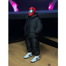 Spider-Man Urban Style: Sokak Modası Puffer Ceketli Figür