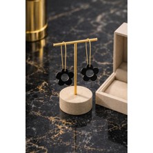 EPAksesuar Çiçek Formlu Sallantılı Küpe – Altın Renk Uzun Kanca Aparatlı Siyah