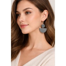 EPAksesuar Modern Gri Desenli Geometrik Sallantılı Küpe – Hafif Polimer Kil El Yapımı Küpe