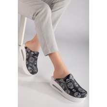 SABOTERLİK Ortopedik Doktor ve Hemşire Terliği Kuru Kafa Desenli – Kaymaz Tabanlı Konforlu Sağlık Personeli Terliği