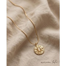 Mervan Takı Bej Kedi Gözü Taşlı Gold Renk Çelik Madalyon Kolye