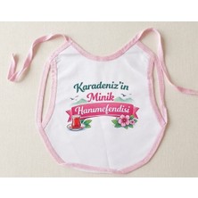 Karadeniz'in Minik Hanımefendisi Baskılı Kız Bebek Mama Önlüğü