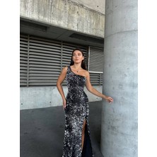 Woolnclyde Kadın Siyah Kadife Kumaş Tek Omuz Yırtmaçlı Sırt Detay Astarlı Pullu Maxi Abiye Elbise