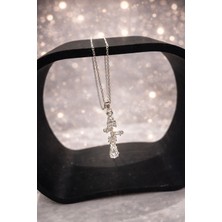 Zarafet Haçı Taşlı Kolye – Modern ve Işıltılı Kadın Kolyesi