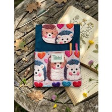 Tadsy Sevimli Kirpi Desenli Kitap Kılıfı Şık ve Koruyucu Cepli Kitap Kılıfı Çok Amaçlı Çanta 19X25 cm
