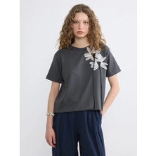 LC Waikiki Lcw Modest Antrasit Bisiklet Yaka Çiçek Aplikeli Bluz