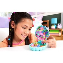 Polly Bebekler ve Oyun Seti, Işıltılı Ada Taşınabilir Mini Oyun Seti, 1 Mikro Deniz Kızı Bebek, Okyanus Canlıları ve Temaya Uygun Aksesuarlar, JCB16