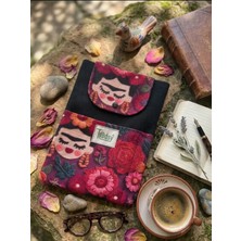 Tadsy Frida Kahlo Desenli Kitap Kılıfı Şık ve Koruyucu Cepli Kitap Kılıfı Çok Amaçlı Çanta Hediye 19X25 cm