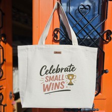 Bumudur Aksesuar Yeşil Logo Küçük Zaferler Kupası Zaferleri Kutlayan Bir El Yazısı Modern Baskılıı Naturel Kanvas Bez Çanta Sap Beyaz Cırt Cırtlı Suluk Tutuculu - Büyük