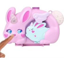 TeknoKapsül Polly 2'si 1 Arada Tavşancıklar Mini Oyun Seti, 2 Mikro Bebek ve Evcil Hayvanlar Dahil 12 Aksesuar ile Giyilebilen Çanta Şeklinde, Tavşan ve Tek Boynuzlu At Temalı, JFT88