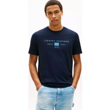 Tommy Hilfiger Erkek Normal Kesim Baskılı Pamuklu Yuvarlak Yakalı Kısa Kollu Lacivert T-Shirt MW0MW42365-DW5