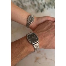 Oqqo Helios Dikdörtgen Kasa Siyah Kadran Gri Kordon Takvim Detaylı Çift Saati