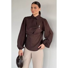 Gülseli Kadın Degaje Yaka Broş Detaylı Bluz P-00020980