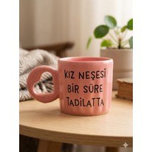 Palto Tasarım Kız Neşesi Bir Süre Tadilatta! Baskılı El Yapımı Pembe Parlak Eros Kupa - El Işçiliği Hediyelik Kupa Bardak