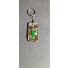 Miina Aksesuar Epoksi reçine çeşitli doğal taşlarla süslenmiş dekoratif bir görünüm sunan anahtarlık