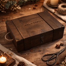 TUN'S WOODS Kişiye Özel Asma Kilitli Ahşap Kutu 32X20X10 cm Marin Kayın Metal Köşelikli