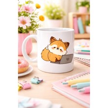 Sevimli Tilki Tasarımlı Porselen Kupa Model 115 – Laptoplu Tatlı Tilki Figürlü Ofis & Ev Kullanımı