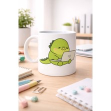 Buğz Sevimli Dinozor Tasarımlı Porselen Kupa Model 117 – Laptoplu Tatlı Dino Figürlü Ofis & Ev Kahve