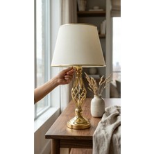 Decodelight Gold Kaplama Burgulu Toplu Metal Ayaklı 30'luk Açık Krem Şeritli Kumaş Şapkalı Abajur Masa Lambası