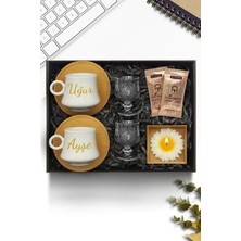 As Gift Kişiye Özel Bambu Tabaklı Beyaz Fincan Takımı & Kahve Yanı Cam Su Bardağı & Papatya Mum & Mehmet Efendi Türk Kahvesi Hediye Seti