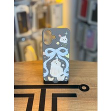 Avcı Teknoloji Market iPhone 16 Uyumlu Özel Tasarım Sevimli Figürlü Deri Dokulu Telefon Kılıfı